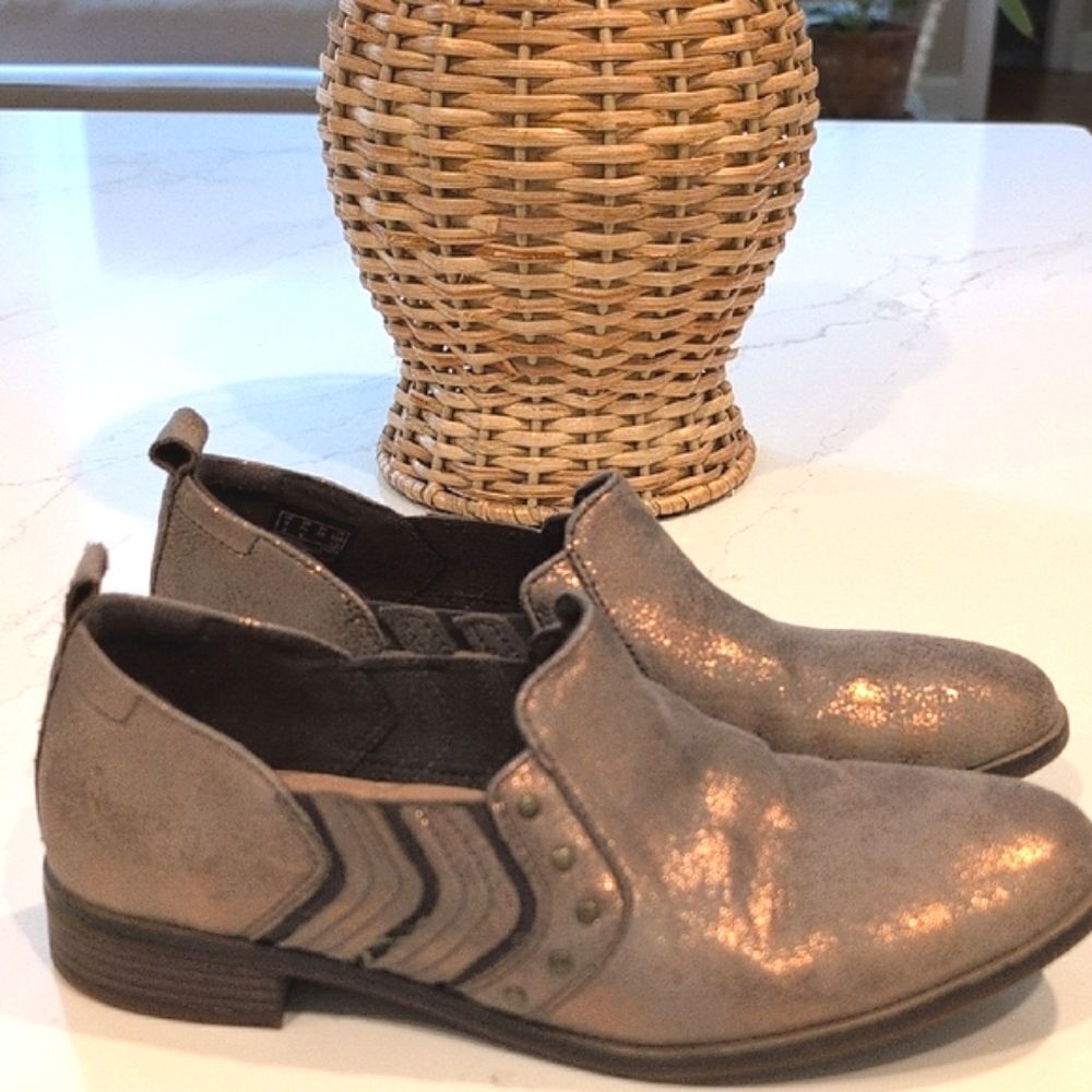 Collection By Clark's Studded Metallic Leather Slip-On Loafers Size 7.5